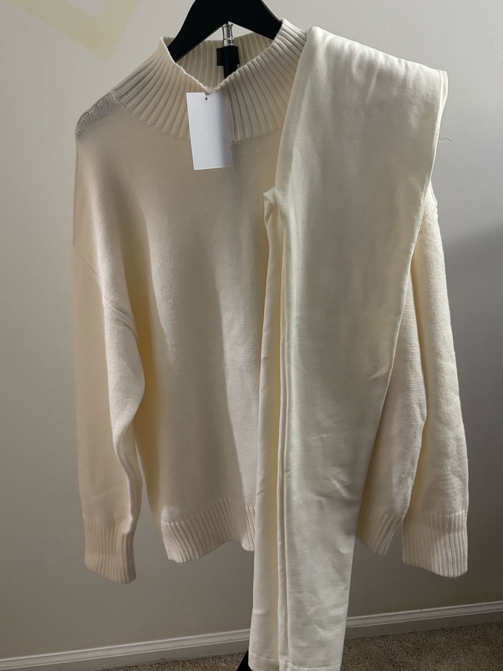 Women Winter white size W-6/8 Oversized sweater and Leggings